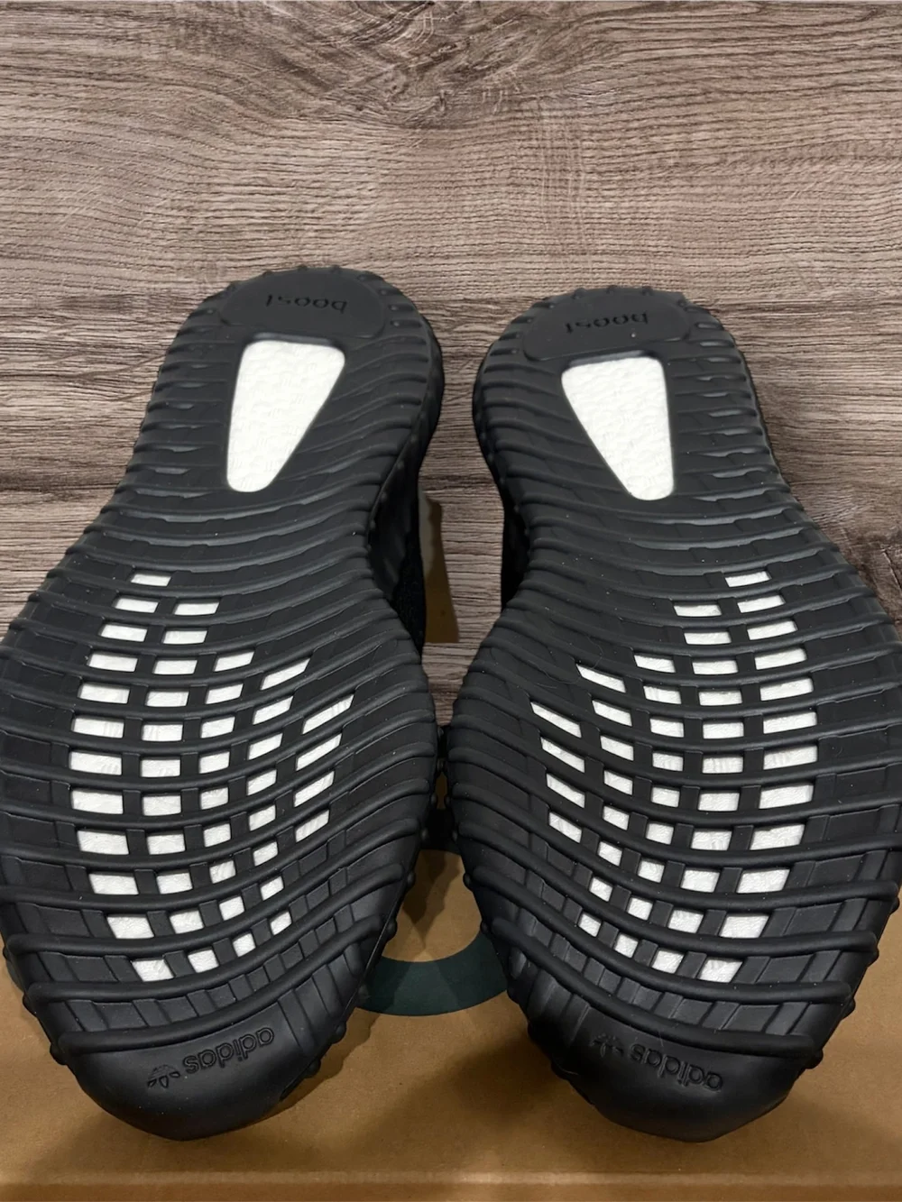 Adidas Yeezy Boost 350 v2 "Bred" - Size 11 - Picture 5 of 6